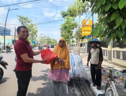 Satresnarkoba Polres Bojonegoro Salurkan Puluhan Paket Sembako untuk Warga Kurang Mampu