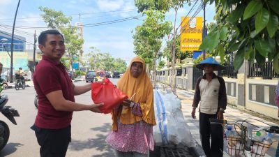 Satresnarkoba Polres Bojonegoro Salurkan Puluhan Paket Sembako untuk Warga Kurang Mampu
