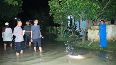 TMA Naik, Kapolres Bojonegoro Pantau Aliran Air Sungai Bengawan Solo