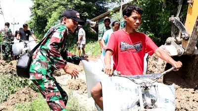 Peduli, Babinsa Koramil Tambakrejo Bojonegoro bantu Warag Dorong Sepeda Motor