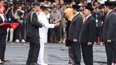 Mendagri Sematkan Tanda Kehormatan pada Khofifah Indar Parawansa di Hari Otoda 2024