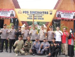 Irwasda dan Kabid Humas Polda Jateng Cek Pos Sinergitas Operasi Ketupat Candi di Alun Alun Blora