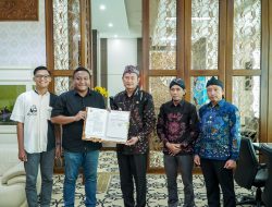 Kembangkan Showroom Produk Unggulan, Bupati Lamongan Tekan MoU dengan LCH