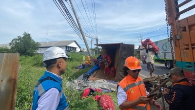Respon Cepat PLN Surabaya Barat Atas Insiden Truk Roboh Menimpa Tiang TM