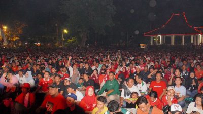 Ribuan Warga Sidoarjo Nobar Semi Final Piala Asia U-23 di Alun-alun
