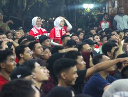 Semangat Tinggi Warga Bojonegoro Nobar Timnas di Pendopo Malowopati