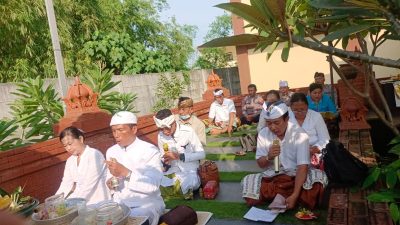Sembahyang Bulan Purnama di Pura Kertha Bumi Bhayangkara