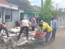 Sinergitas TNI Polri Bersihkan Saluran Air Pasca Banjir di Lumajang