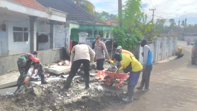 Sinergitas TNI Polri Bersihkan Saluran Air Pasca Banjir di Lumajang