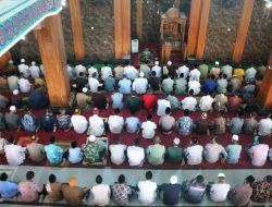 Anggota Satgas TMMD dan Warga Desa Penambangan Gelar Ibadah Sholat di Masjid Jami’ Baitur Ridlwan