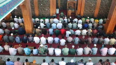 Anggota Satgas TMMD dan Warga Desa Penambangan Gelar Ibadah Sholat di Masjid Jami’ Baitur Ridlwan
