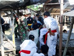 Bersama Warga, Satgas TMMD 120 Kodim Bojonegoro Bersih-bersih Area Pasar Taji