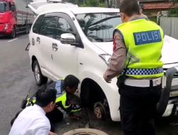 Cepat Dekat dan Bersahabat, Polisi Bantu Pengendara yang Kesulitan Jalan Raya Lumajang