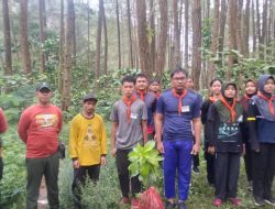 Hijaukan Kawasan Camping, Perhutani Tanam Bibit Buah bersama Wapenala SMAN 5 Kabupaten Madiun