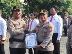 Kapolresta Sidoarjo Berikan Penghargaan Kepada 72 Anggota