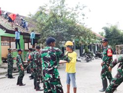 Peduli Dunia Pendidikan, Babinsa Kodim Bojonegoro dan Warga Rehab Ruang Kelas SDN Napis IV