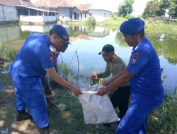 Peduli Kawasan Pesisir, Satpolairud Polresta Sidoarjo Bersihkan Sampah Bersama Warga