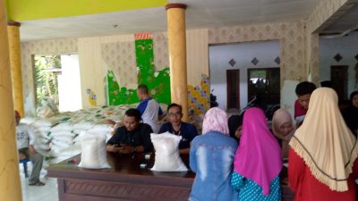 Pemdes Gayam Salurkan Bantuan Pangan kepada Keluarga Penerimaa Manfaat
