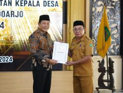 Plt. Bupati Sidoarjo Serahkan 58 SK Penambahan Masa Jabatan Kades