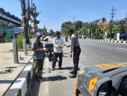 Sat Samapta Polresta Sidoarjo Patroli Kamtibmas Sambil Berbagi