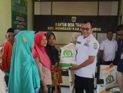 Pj Bupati Bondowoso Bambang Soekwanto Menyerahkan Bantuan Pangan Kepada Masyarakat Kurang Mampu