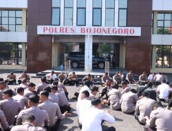 Suasana Kekeluargaan Terlihat Dengan Santainya Kapolres Bojonegoro Makan Bareng Bersama Anggota