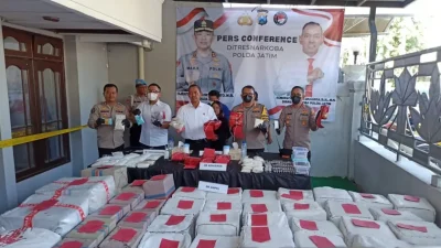 Polda Jatim Bongkar Industri Okerbaya, Jutaan Butir Ekstasi dan Pil Koplo Diamankan
