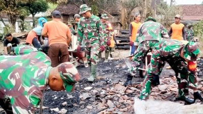 Babinsa Koramil Sugihwaras bantu Bersihkan Puing-Puing Kebakaran