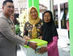 Hari Bhayangkara ke-78, Polresta Sidoarjo Bedah Rumah di Kalijaten