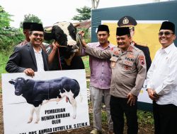 Irjen Pol Ahmad Luthfi Serahkan Sapi Hewan Qurban ke Ponpes WALI Kabupaten Semarang