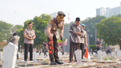 Jelang Hari Bhayangkara ke-78, Polresta Sidoarjo Ziarah dan Tabur Bunga di Makam Pahlawan