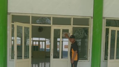 Jelang Hari Bhayangkara, Polsek Sumberrejo Lakukan Bersih – bersih Masjid