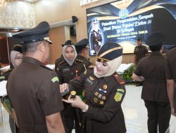 Kajati Mia Amiati Pimpin Sertijab 14 Kajari di Jawa Timur