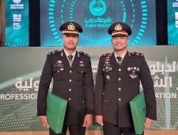 Kapolri Beri Dua Anggotanya Pin Emas Atas Prestasi Saat Pendidikan di UEA