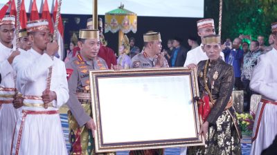 Kapolri Dianugerahi Gelar Adat-Pusaka dari Dewan Adat dan Kerajaan di Sulawesi Selatan