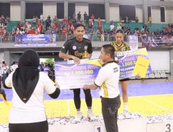 Kejurprov Jatim Bola Voli Berakhir, Kapolres Bojonegoro Serahkan Trophy MVP Kepada Dua Pemain Terbaik