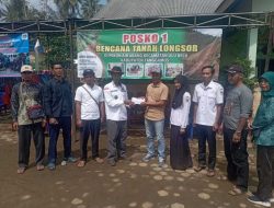 Kepala Pekon Sukamaju dan Warga Bantu Masyarakat Terdampak Tanah Longsor