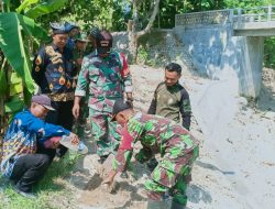 Lestarikan Lingkungan, Satgas TMMD 120 Kodim Bojonegoro dan Masyarakat Hijaukan Bantaran Sungai Napis