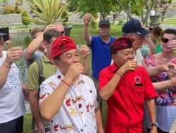 Lomba Mixology Arak Bali, Koster Ajak Turis Asing di Taman Ujung Karangasem Coba Arak Bali