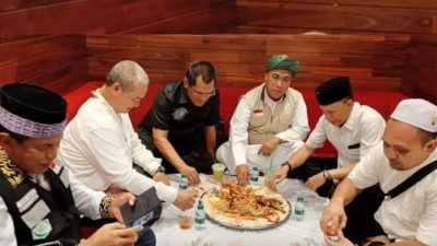 Pj Bupati Drs. Aswarodi, MSi. dan Pj Ketua TP PKK Bersilaturahmi dengan Jemaah Haji Lampung Utara di Mekkah