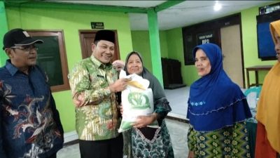 Plt. Bupati Sidoarjo H. Subandi Menyalurkan Bantuan Pangan Beras Kepada Warga Masyarakat Sidoarjo