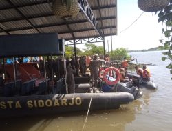 Satbrimob Polda Jatim Gelar Latihan SAR Perairan di Sungai Tlocor Sidoarjo