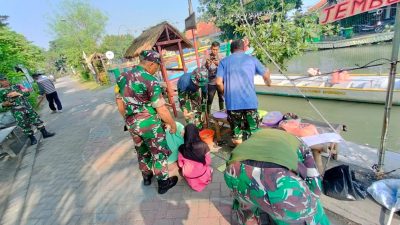 Satgas TMMD Kodim 0816/Sidoarjo dan Warga Desa Penambangan Gotong-royong Kebersihan dan Keindahan Lingkungan