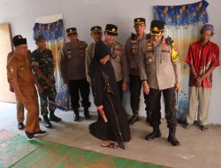 Tangis Bahagia Keluarga Penerima Bedah Rumah Presisi dari Kapolres Bojonegoro