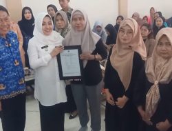 Bupati Ikfina Didampingi Kadis Koperasi dan Usaha Mikro Abdulloh Muhtar Serahkan Sertifikat Halal dan Merk Secara Gratis