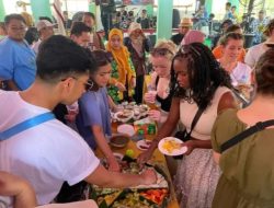 Delegasi 8 Negara Nikmati Sensasi Rasa Rujak Uleg Saat Kunjungi Agrowisata Belimbing