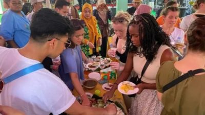 Delegasi 8 Negara Nikmati Sensasi Rasa Rujak Uleg Saat Kunjungi Agrowisata Belimbing