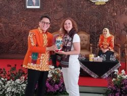 Delegasi 8 Negara di B-TIFF Bertukar Cinderamata dengan Pj Bupati Bojonegoro