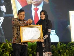 Berhasil Membina Desa Ketapanrame Sebagai Desa Sadar Hukum, Bupati Mojokerto Dianugerahi Penghargaan Anubhawa Sasana