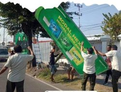 Tak Bayar Pajak, Sejumlah Reklame Besar Terpaksa Ditindak Tegas dan Diturunkan Bapenda dan Satpol PP